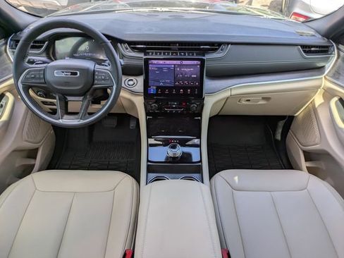 Used 2025 Jeep Grand Cherokee L Limited w/ Black Appearance Package image 15