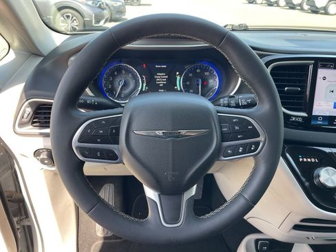 Used 2024 Chrysler Pacifica Touring-L image 20