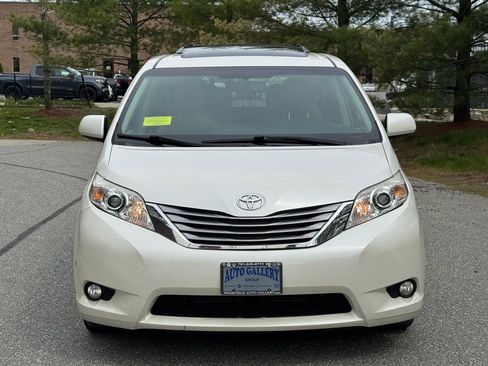 Used 2017 Toyota Sienna XLE Premium w/ Outdoor Package AWD/4WD image 2
