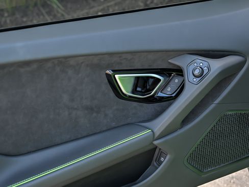 Used 2021 Lamborghini Huracan EVO RWD image 18