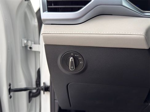 New 2026 Volkswagen Taos SE image 19