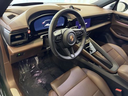 Certified 2025 Porsche Macan Electric image 4