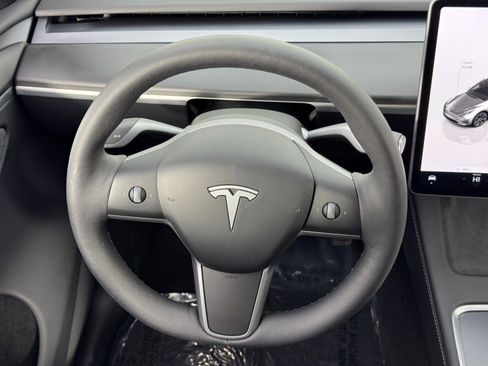 Used 2025 Tesla Model Y Long Range image 18