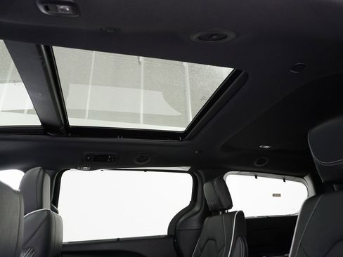 Used 2024 Chrysler Pacifica Limited w/ S Appearance Package image 19