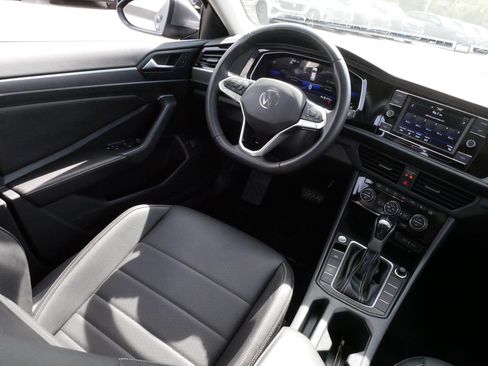 Certified 2023 Volkswagen Jetta SE FWD image 9