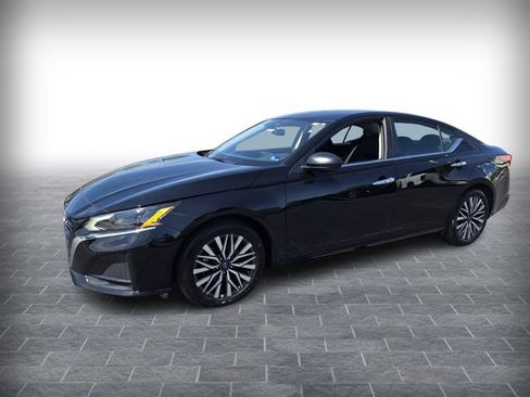 Used 2025 Nissan Altima 2.5 SV FWD image 3