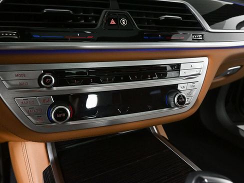 Used 2020 BMW 750i xDrive w/ Executive Package AWD/4WD image 14