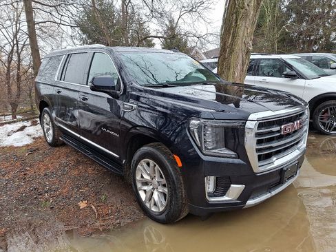 Used 2023 GMC Yukon XL SLT w/ SLT Luxury Package image 3