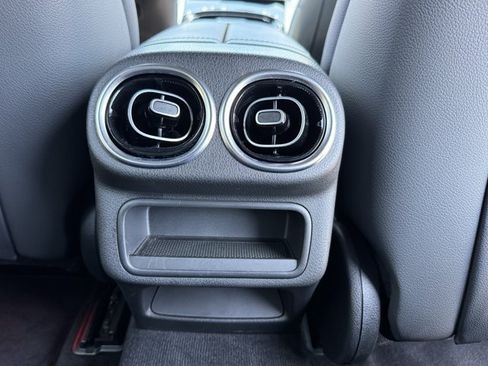 Used 2025 Mercedes-Benz GLC 300 4MATIC image 9