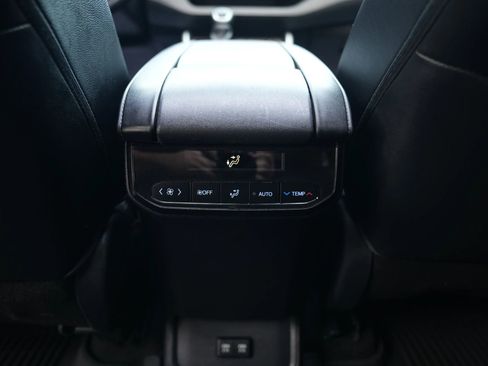 Used 2020 Toyota Highlander XLE image 29