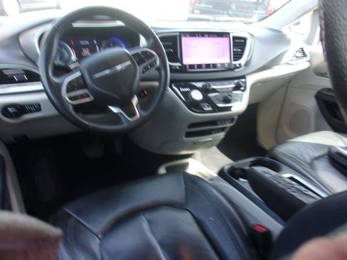 Used 2022 Chrysler Pacifica Touring-L FWD image 11