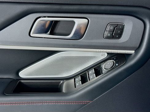 Used 2025 Ford Explorer ST image 11