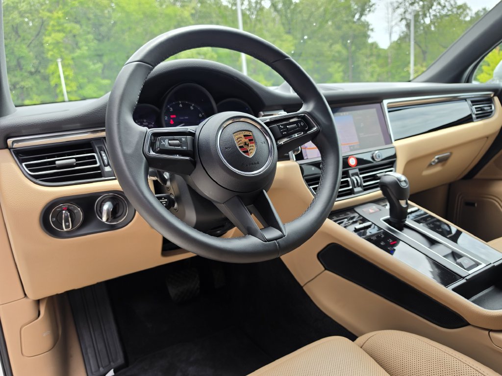Certified 2026 Porsche Macan AWD/4WD image 4