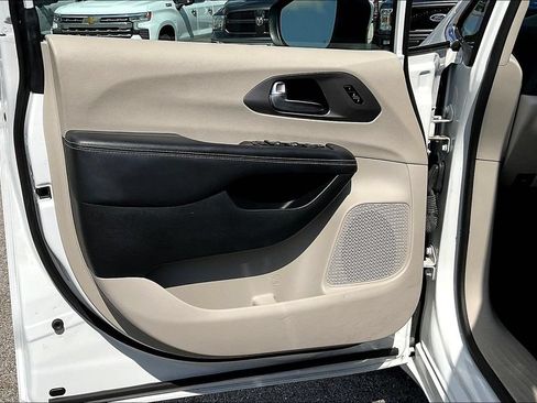 Used 2023 Chrysler Pacifica Touring-L FWD image 19