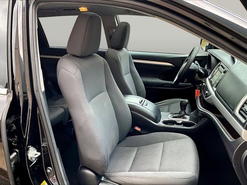 Certified 2019 Toyota Highlander LE w/ Carpet Mat Package (TMS) AWD/4WD image 8