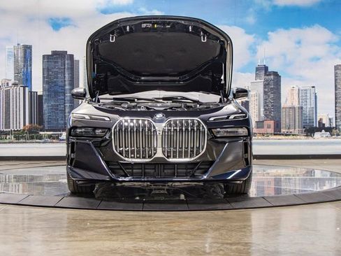 Used 2025 BMW 760i xDrive w/ Premium Package image 4