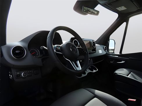 Used 2024 Mercedes-Benz Sprinter 2500 image 18