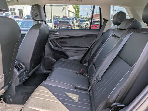 Used 2022 Volkswagen Tiguan SE w/ Panoramic Sunroof Package AWD/4WD image 15