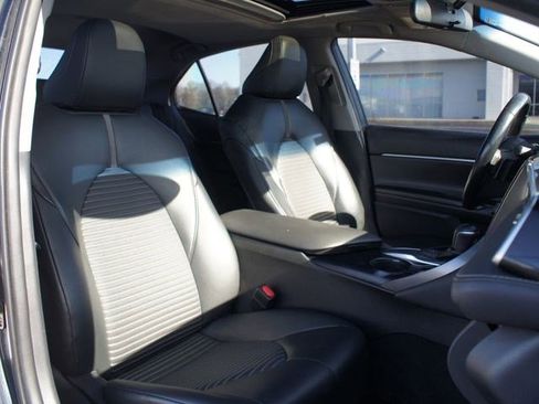 Used 2018 Toyota Camry SE w/ Moonroof Package image 16