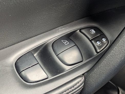 Used 2018 Nissan Rogue SV FWD image 23
