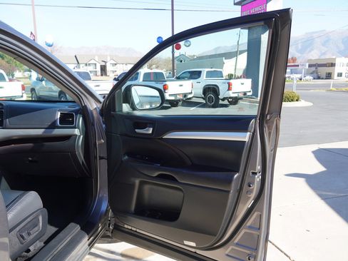 Used 2018 Toyota Highlander XLE image 23