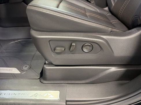Used 2025 Chevrolet Tahoe High Country AWD/4WD image 12