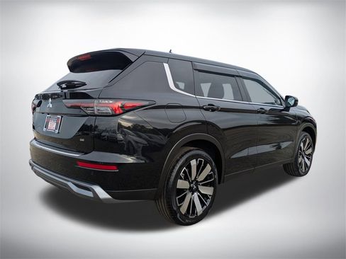 New 2026 Mitsubishi Outlander SE image 3