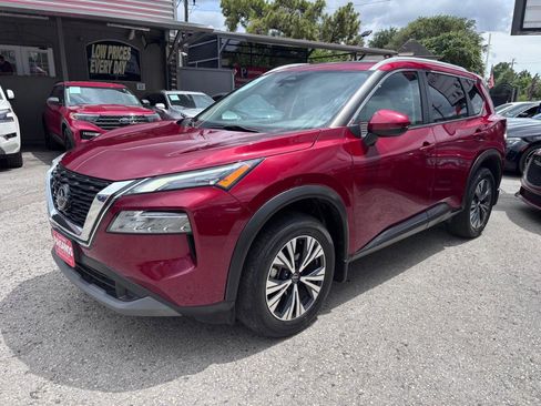 Used 2022 Nissan Rogue SV w/ SV Premium Package image 2