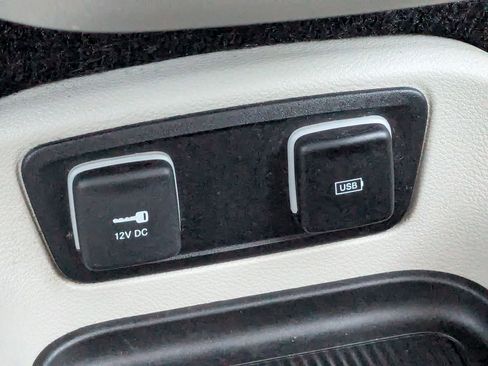 Used 2018 Chrysler Pacifica Touring-L Plus image 26