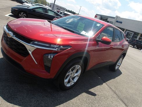 Used 2024 Chevrolet Trax LS w/ LS Convenience Package FWD image 3