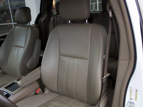 Used 2015 Chrysler Town & Country Touring image 13