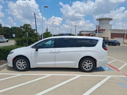 Used 2024 Chrysler Pacifica Touring-L FWD image 2