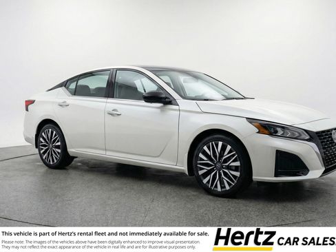 Used 2025 Nissan Altima 2.5 SV image 1