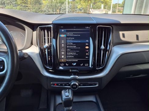 Used 2019 Volvo XC60 T5 Momentum w/ Multimedia Package AWD/4WD image 17