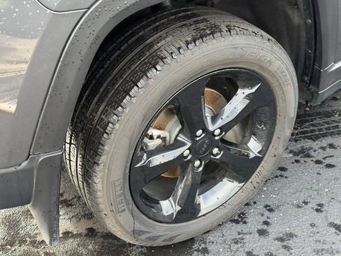 New 2025 Jeep Grand Cherokee Limited w/ Black Appearance Package image 5