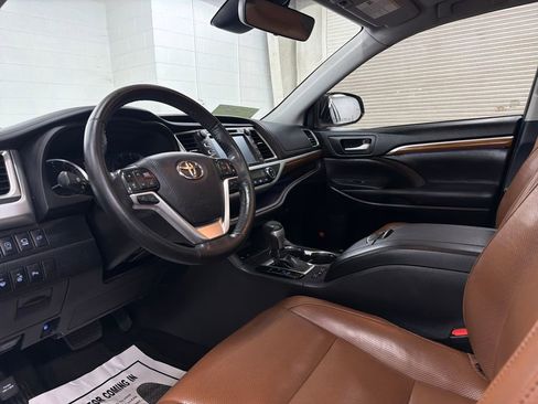 Used 2019 Toyota Highlander Limited Platinum image 5