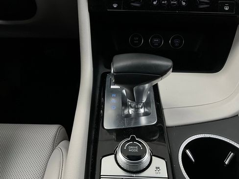 Used 2025 Genesis G70 2.5T image 24