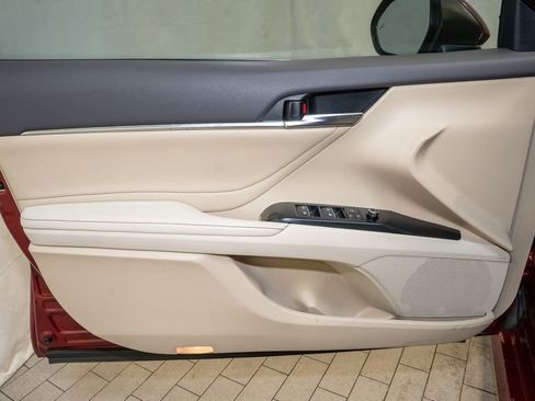 Used 2018 Toyota Camry XLE image 10