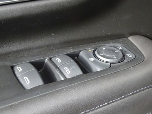 Used 2023 GMC Yukon SLE image 19