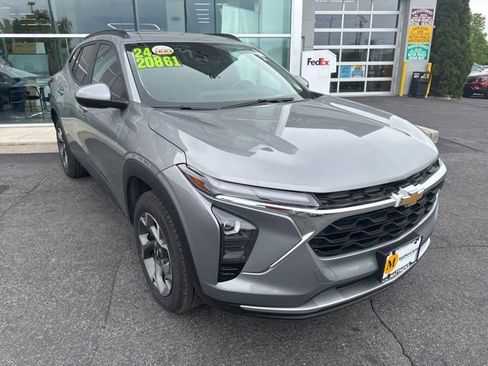 Used 2024 Chevrolet Trax LT w/ Sunroof Package FWD image 2