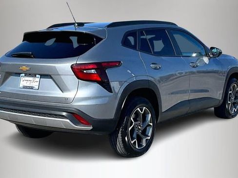 Used 2025 Chevrolet Trax LT w/ LT Convenience Package image 5