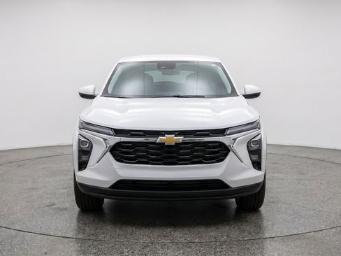 Used 2025 Chevrolet Trax LT FWD image 2