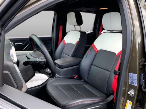 Used 2024 GMC Canyon AT4X AWD/4WD image 9