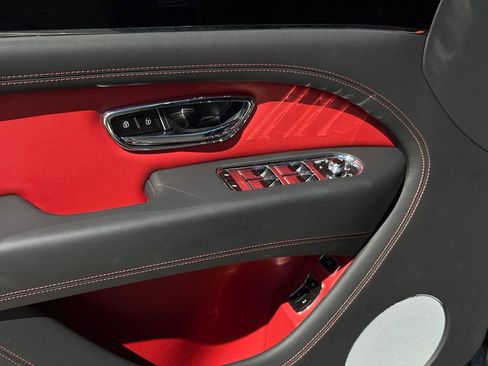 Used 2024 Bentley Bentayga image 13