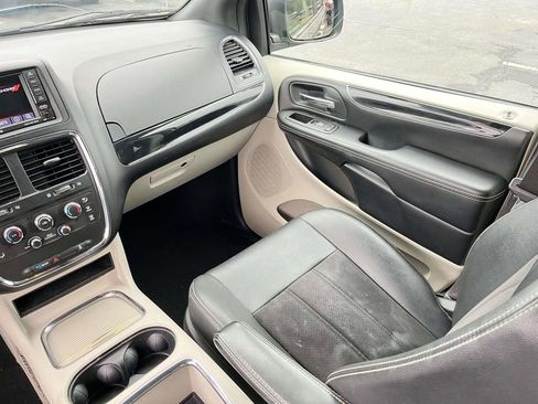 Used 2020 Dodge Grand Caravan SXT image 28