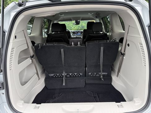 Used 2023 Chrysler Pacifica Touring-L AWD/4WD image 17
