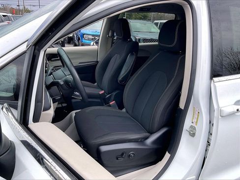 Used 2023 Chrysler Voyager LX image 9