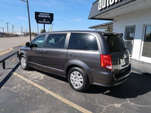 Used 2018 Dodge Grand Caravan SE image 4