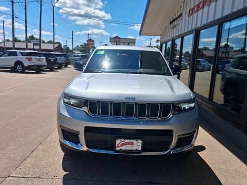 Used 2024 Jeep Grand Cherokee L Limited AWD/4WD image 29