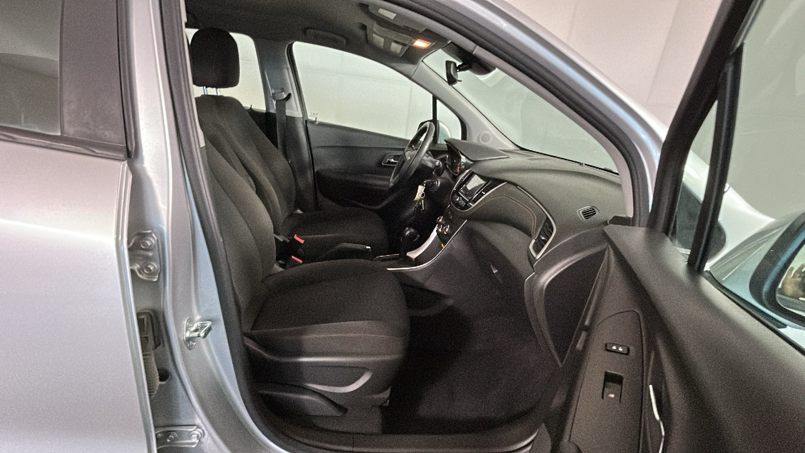Used 2018 Chevrolet Trax LS AWD/4WD image 34